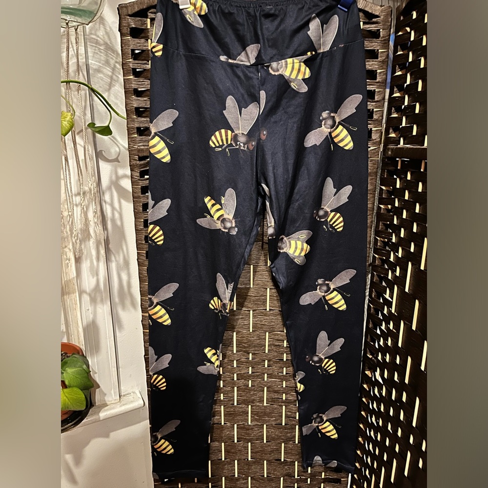 Bee Leggings. Stretchy and soft.